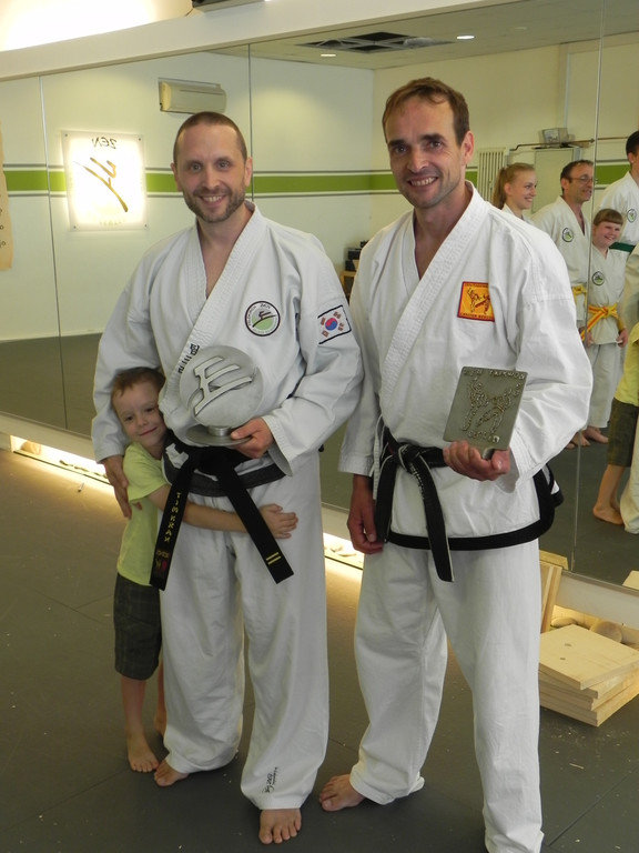 014_TKD_Pruefungen15_6_2014 081 Schulleiter Tim Krah und Grossmeister Thomas Wiener.jpg