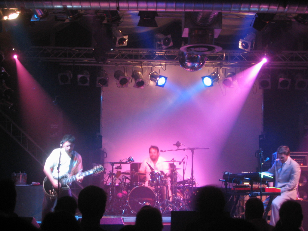 040706 Fun Loving Criminals Poolbar FK _1_.JPG