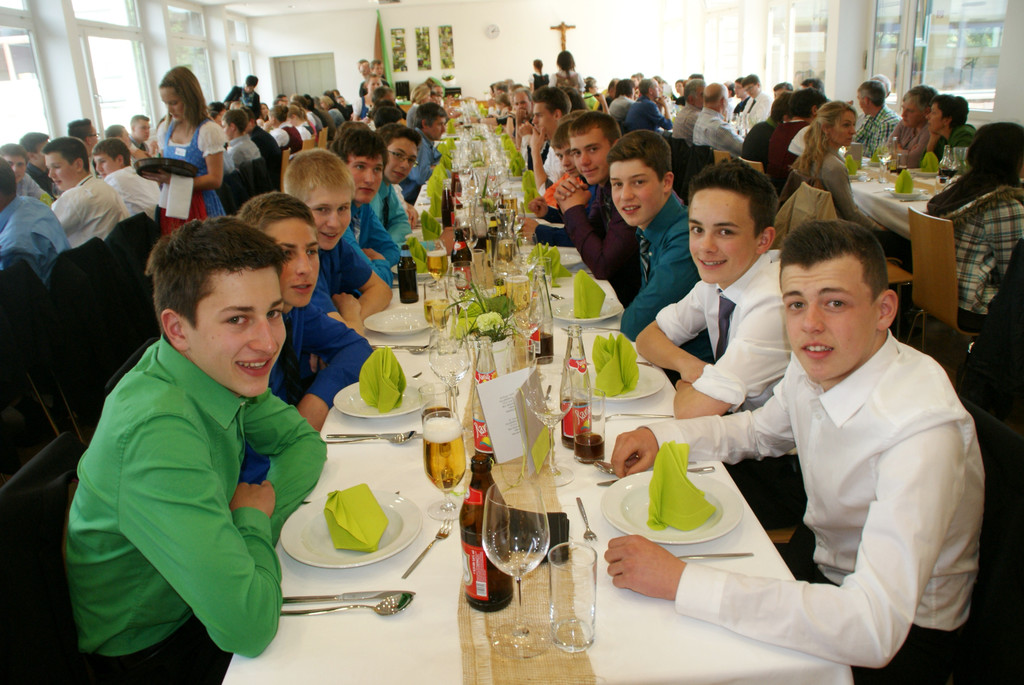 Beim gemeinsamen Mittagessen wurde gefeiert.JPG