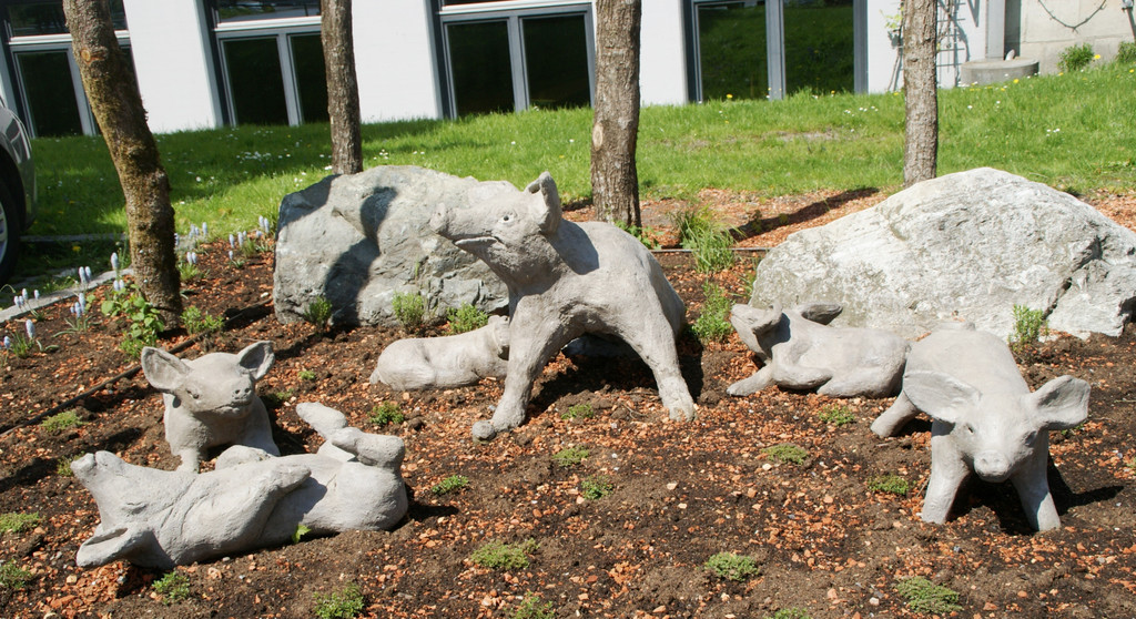 Ein neues Kunstwerk schm__ckt den Vorplatz der Schule.JPG