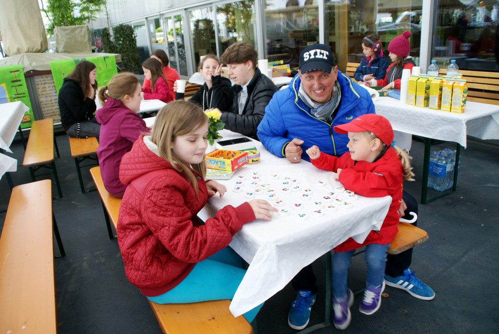 Didi Eisenhofer und T__chterchen Tabea am__sierten sich im Kindercaf__.JPG