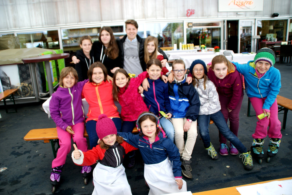 Die Kids betreuten ihr Caf__ am Marktplatz.JPG