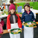 v_li_ Amelie und Emily servierten flei__ig.JPG