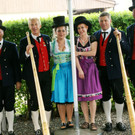 Andrea und Sejla mit den Alphornbl__sern.JPG