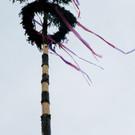Der Maibaum trotzte Wind und Wetter.JPG