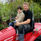 v_li_ Konstantin und Alex - kleine Rundfahrt auf dem Rasenm__her.JPG