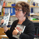 Alice Gabathuler in der Bücherei Sulz-Röthis