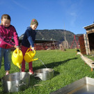 Fleißige Volksschüler im Banhofsgarten