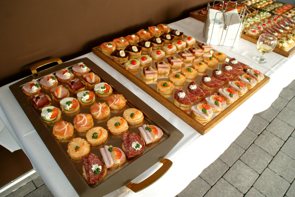 Bei einem schmackhaften Buffet wurde gefeiert.JPG