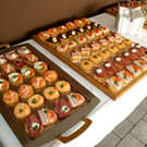 Bei einem schmackhaften Buffet wurde gefeiert.JPG