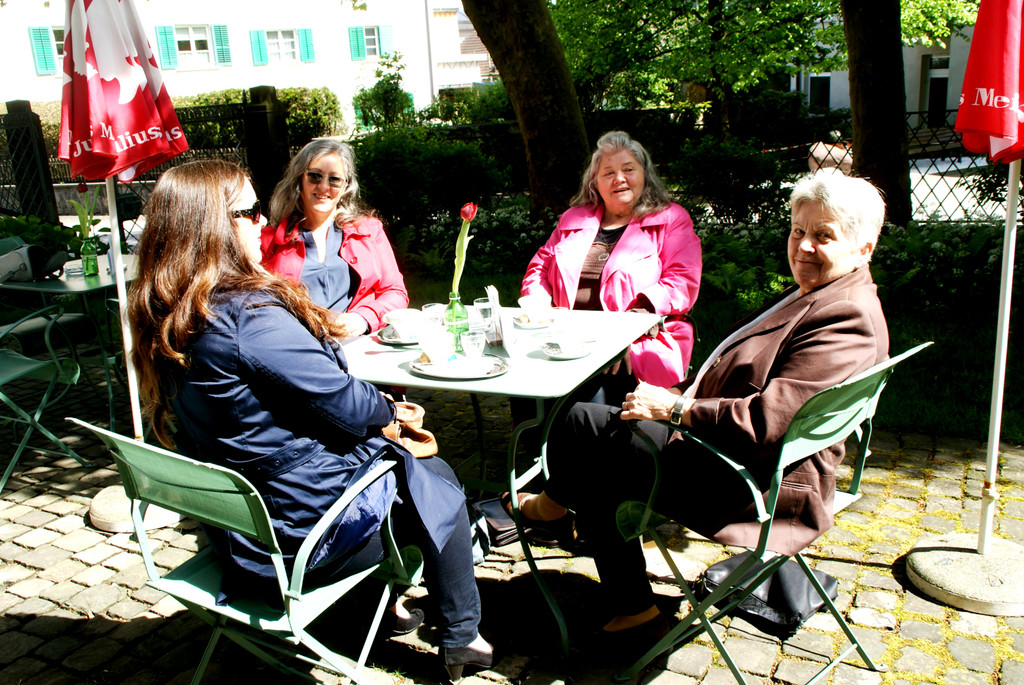 Auch im Garten des Museums genoss man den Sonntag.JPG