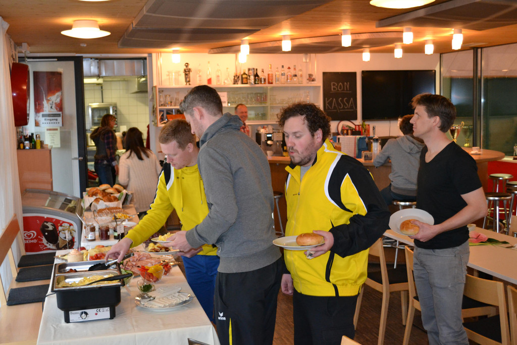 G___ste_beim_Fr__hst__cksbuffet.JPG