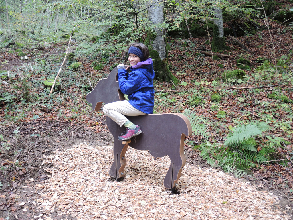 Holzziege mit Kind.JPG