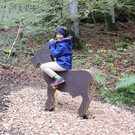 Holzziege mit Kind.JPG