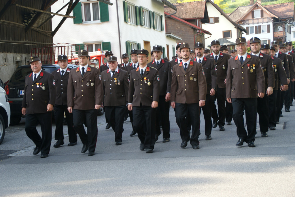 350 Mann marschierten zur Fahrzeugweihe.JPG