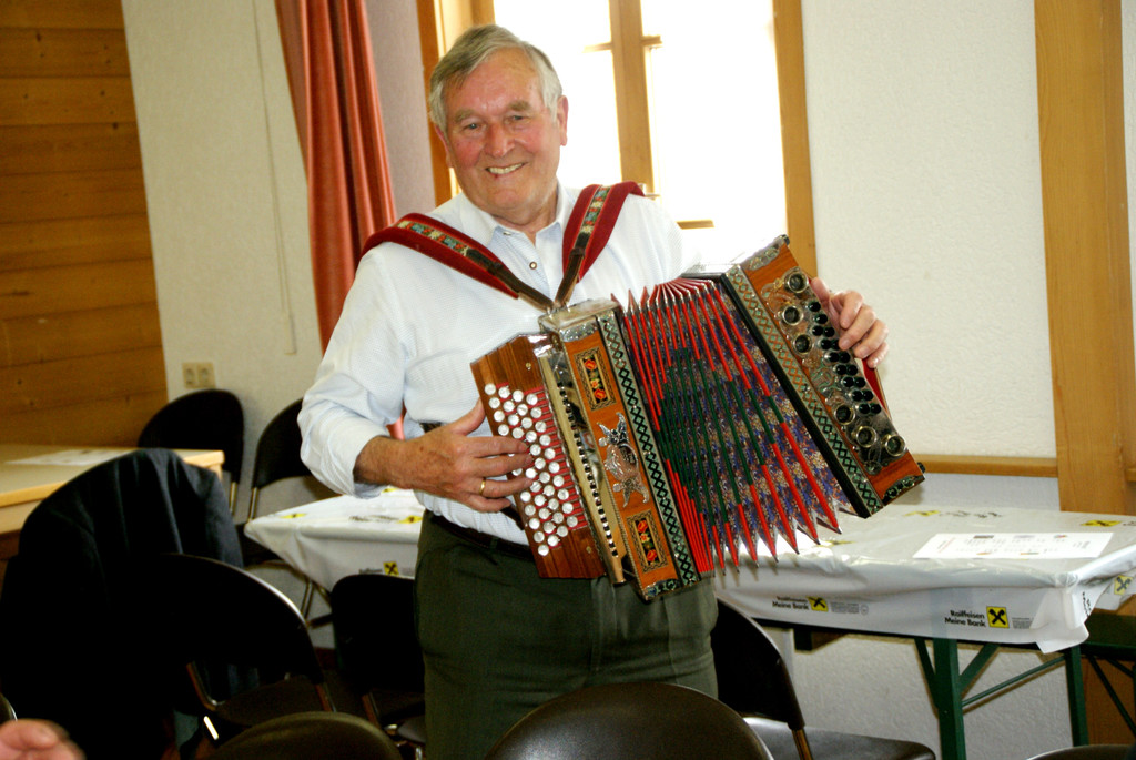 Werner Mathis unterhielt am Akkordeon.JPG