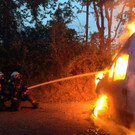 Pkw stand in Wien-Liesing in Flammen: Einsatz