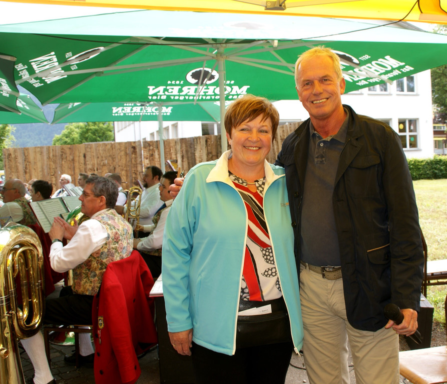Gottfried Br__ndle - ein Dank an Aurelia Peter f__r die gute Arbeit rund um den Markt.JPG
