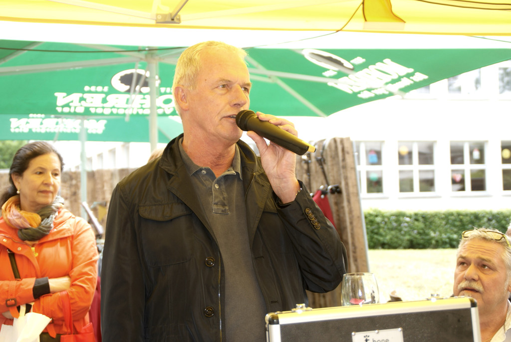 Gottfried Br__ndle begr____te die G__ste auf dem Markt zum Jubil__um.JPG