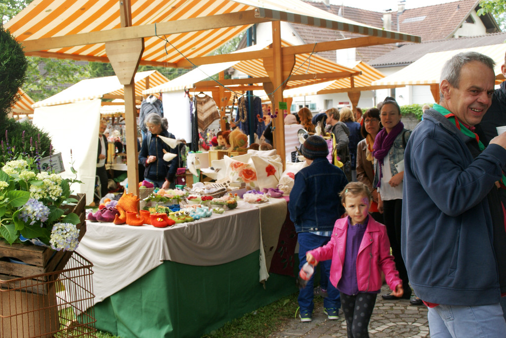 Reges Treiben auf dem Dorfmarkt.JPG