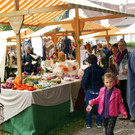 Reges Treiben auf dem Dorfmarkt.JPG