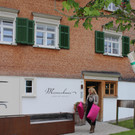 Mesmerhaus mit Hausherrin 2.jpg