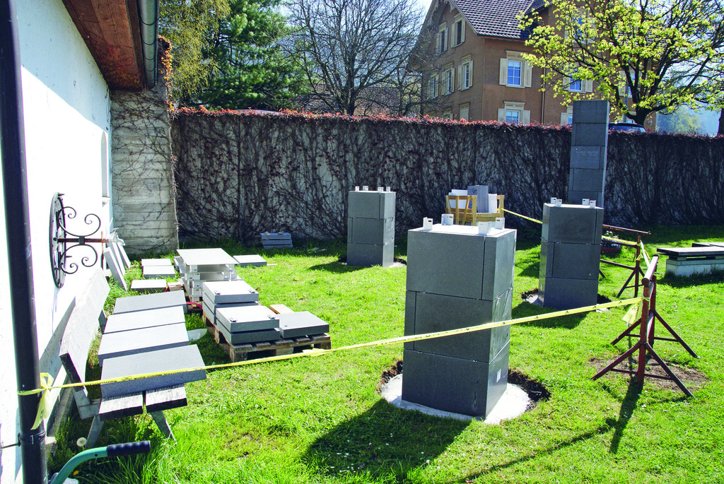 Friedhof_Errichtung_der_Stelen_2015-04-21_DSC06265_ausgew__hlt_CMYK.JPG