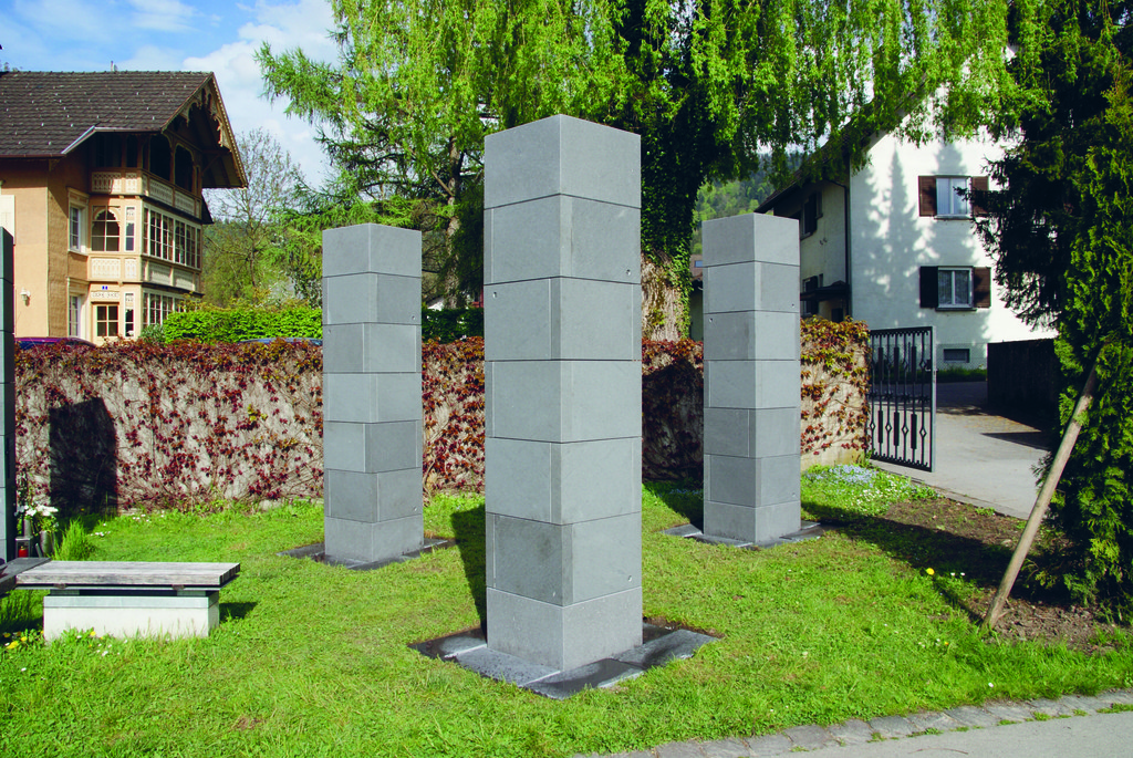 Friedhof_Errichtung_der_Stelen_2015-04-27_DSC06669_ausgew__hlt_CMYK.JPG
