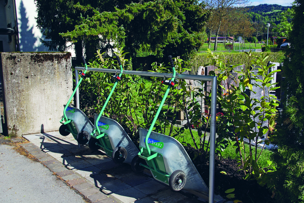 Friedhof_Handwagen_mit_neuer_Bepflanzung_2015-05-06_DSC06683_ausgew__hlt_CMYK.JPG