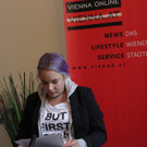 Wien Anders-Kandidatin Juliana Okropiridse beim Interview