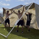 Flüchtlingszelte in Traiskirchen: Aufbau