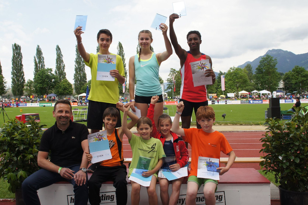 Carina mit allen Sprint Siegern H__nde Hoch.jpg