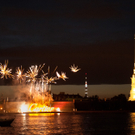 Feuerwerk am Neva Fluss zur Eröffnung des Cartier Stores