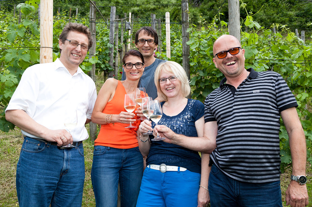 1_20150615_Gerhard Reicht servierte den G__sten des Slow Food Spaziergangs seinen neuen Wein.jpg