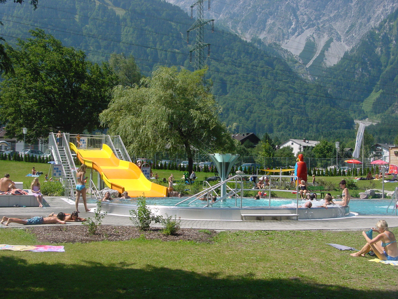 Becken_mit_Rutsche_und_Menschen_JPG-1274792077