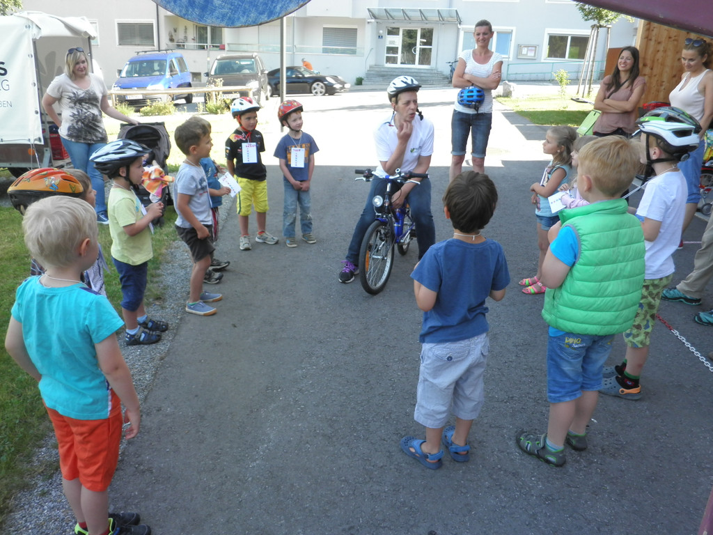 Lochau VOL Kindergarten Seepark RAD HELM Spielefest Juni 2015 _1_.jpg