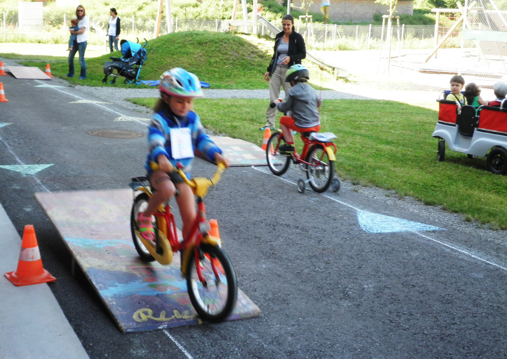 Lochau VOL Kindergarten Seepark RAD HELM Spielefest Juni 2015 _2_.jpg