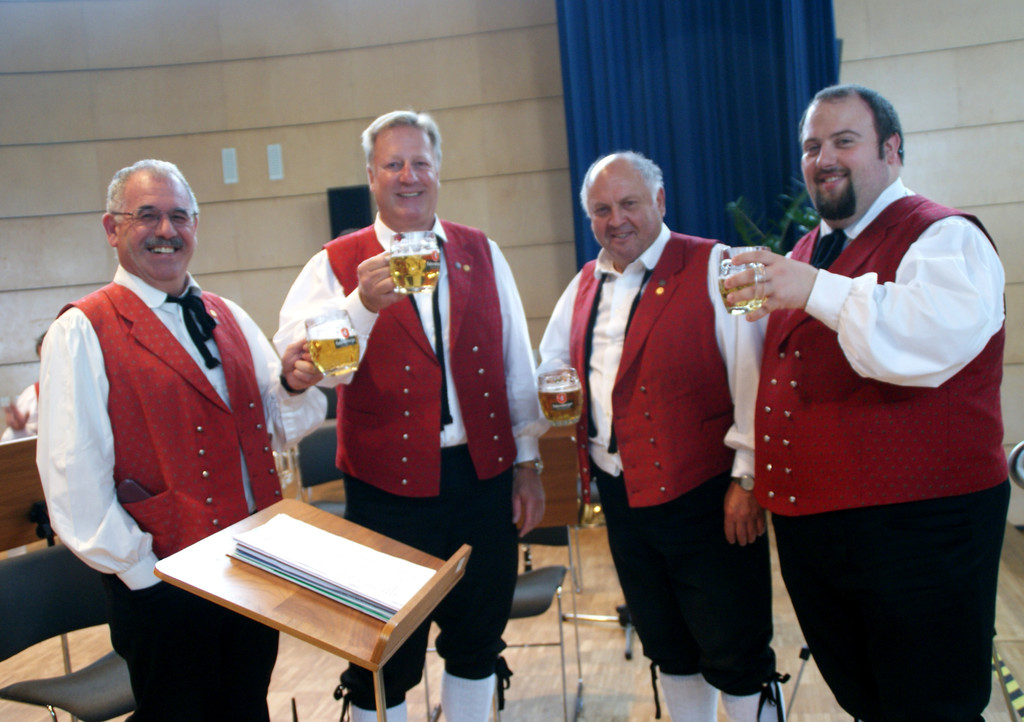 Michael Halfer _re__ mit seinen Musikanten.JPG