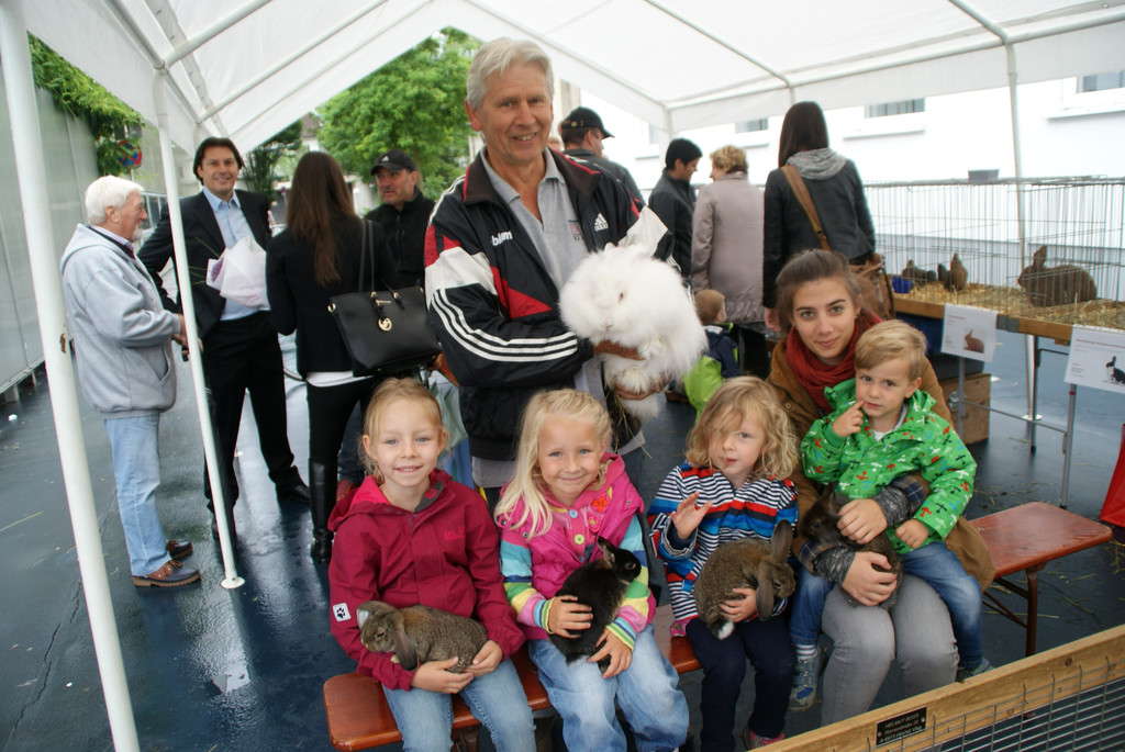 Helmut Boss mit seinem Vorzeigehasen Alfons.JPG