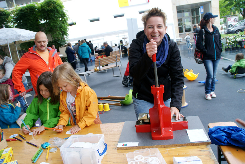 Silvia Hagspiel-Eisenhofer an der Button-Maschine.JPG