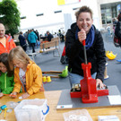 Silvia Hagspiel-Eisenhofer an der Button-Maschine.JPG
