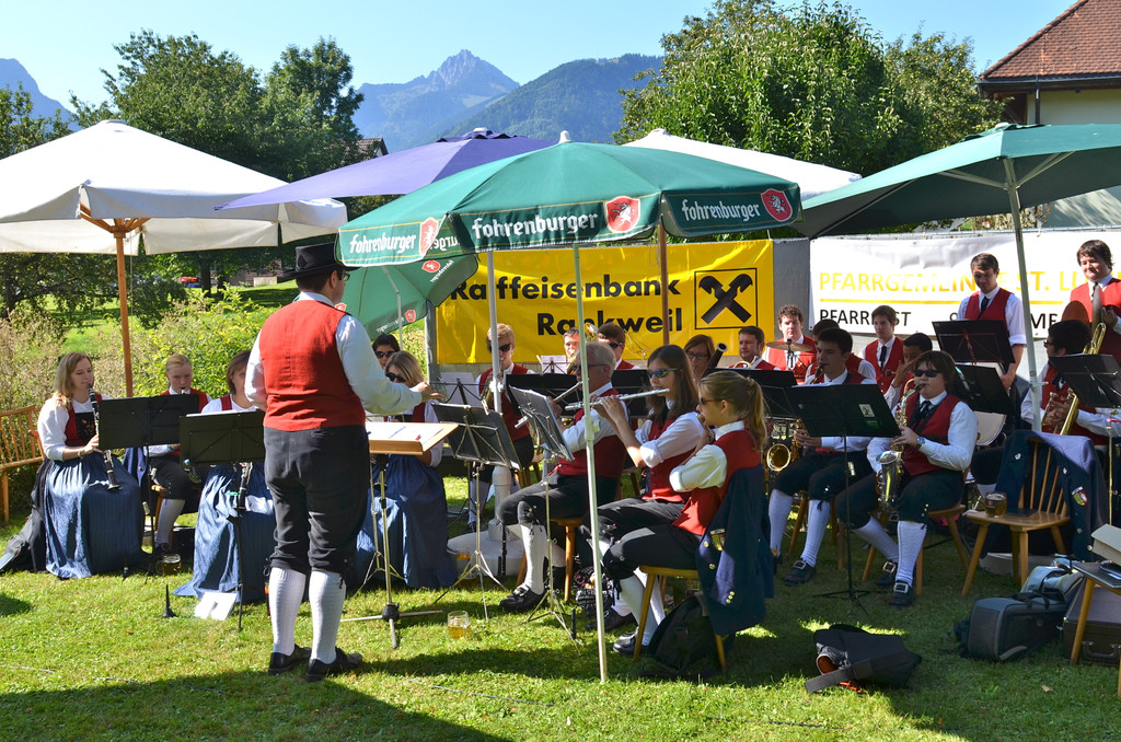 Musikverein G__fis spielt zum Fr__hschoppen beim G__fner Pfarrfest auf.jpg