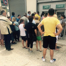 Schlangestehen am Bankomaten im Griechenland-Urlaub