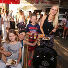 Promis beim KUNER Grill & Chill-Opening in der Adria Wien