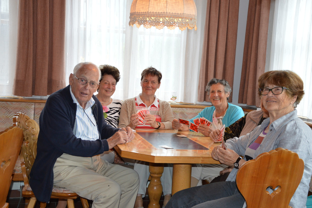 Geselliges Beisammensein beim Kartenspiel im Erholungsheim Mariahilf in St. Gallenkrich.
