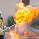 Flammenexplosion und erfrischende Dusche