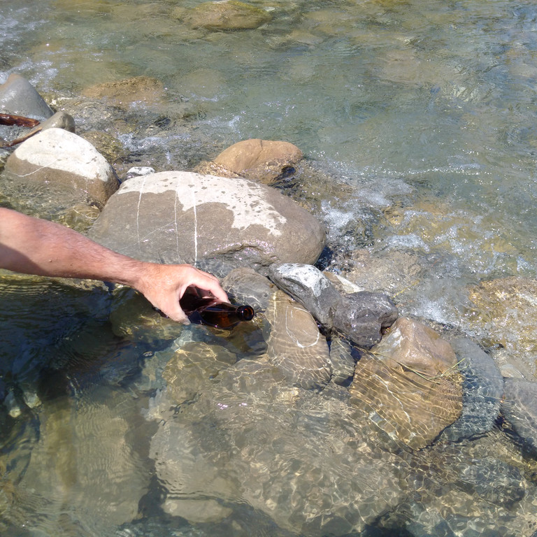 flasche im wasser02.jpg
