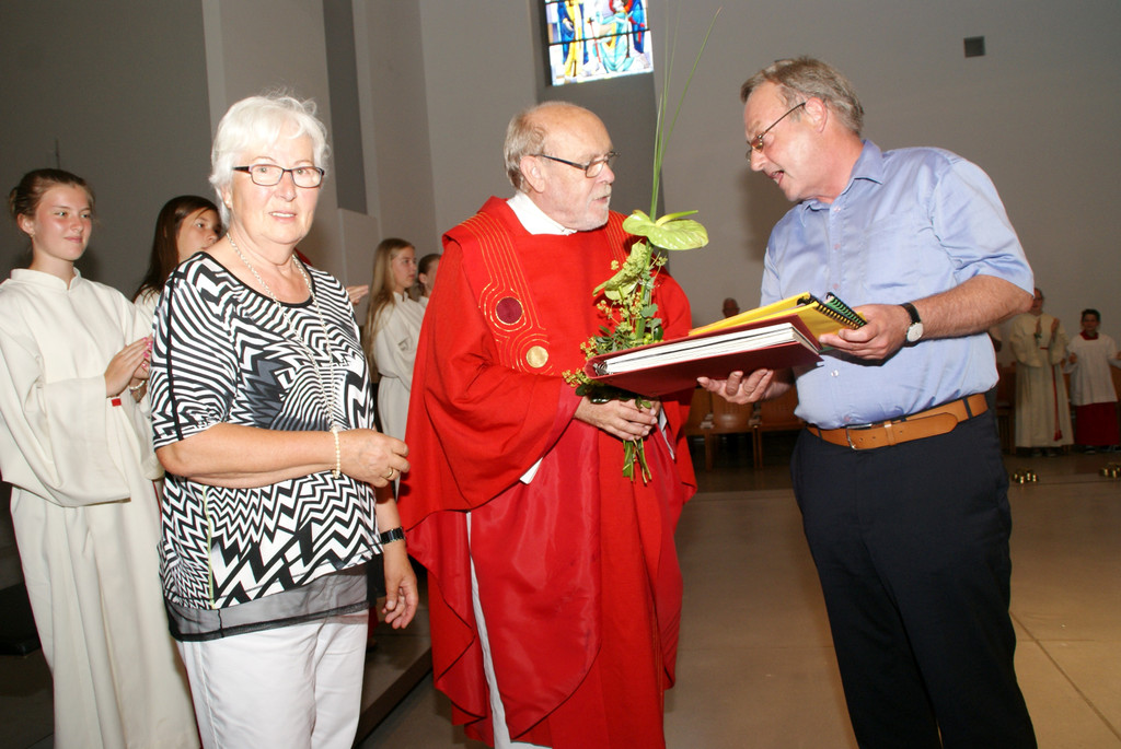 v_li_ Rosmarie Ortner_ Pfarrer Josef Drexel_ Markus H__mmerle.JPG