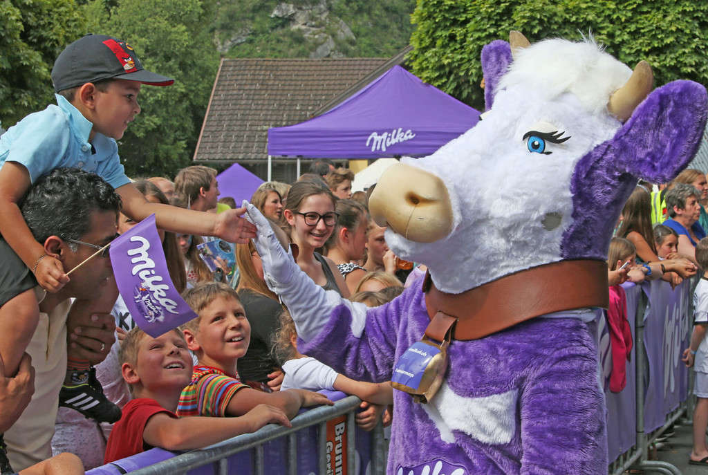 Milka-Kuh-und-Fans.jpg