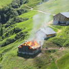 Alpe im Großen Walsertal in Flammen